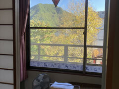 まだ紅葉には早かったなぁと宿を出ました。