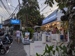 夕闇が迫る中、今まで食べたことのないギリシャ料理店に。
スミニャックにも姉妹店が有るようですがレギャンに泊まった時に行けるかわからないのでここで入ってみる事に。