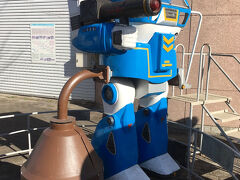 ショッピングセンターに隣接した、パステルカラーの建屋がある道の駅へ。
食堂があり、名物のわらじカツや豚みその弁当販売も行っていました。
屋外には飲料水の給水サービスや子供用の遊具コーナーなどがありました。
