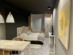 ラ・リオハのホテルを検索したら、ホテルよりアパートのほうが多かったので、口コミの良かったこのアパートに。小さな町に不似合いなおしゃれなインテリアです。キッチン付き。