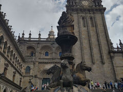 　目的の大聖堂に到達しました。ここは「銀細工の広場」、大聖堂の南側に当たります。正面の広場には写真の左側を回ると出られます。