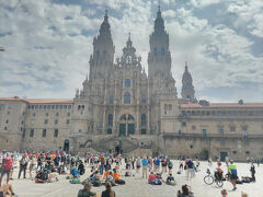 　スペイン北西部に位置するサンティアゴ・デ・コンポステーラは、813年に十二使徒のひとりである聖ヤコブの遺骸が発見されたことによりキリスト教の聖地となったそうです。ヨーロッパ各地から多くの信者たちが巡礼に訪れ、世界文化遺産となっています。