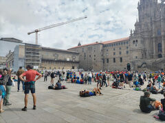 　大聖堂前のオブラドイロ広場は多くの巡礼者、観光客で賑わっていました。