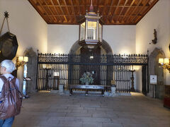 　オブラドイロ広場に面したパラドール（5つ星の高級ホテル）の中にちょっと入ってみました。カフェなどがあって宿泊客以外も利用できるようでした。