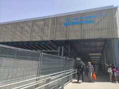 　線路を超えて、バスターミナルに向かいます。