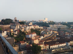 　夕陽に照らされた町並みがきれいです。