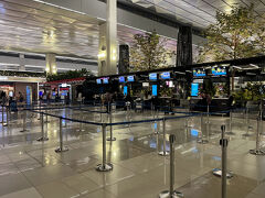 おはようございます。

4:30前にチェックアウト。
Grabでスカルノハッタ国際空港へ向かいます。

運転手「高速料金は別払いね」
自分「了解」
運転手「etollがどうのこうの…」
自分「？？？」

どうやら日本で言うETCのようなもののよう。
ただ、仕組みが違うらしく、チャージが必要らしい。
運転手さん、コンビニに寄り、なにやら手続きしていました。

記録を見ると、Rp123.500。所要43分（コンビニへの寄り道含めて）。

写真はANAのカウンター。
第3ターミナルは奇麗でおしゃれです。