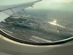 そして日本。
ポイントを渡る新幹線が竜のよう。

羽田は第2ターミナル着。
第2の国際線は初めて利用しました。