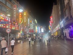 21:20　
南京東路に到着。上海の中心地にある南京東路は土曜日ということもあり、大賑わい

予約したホテルは駅からは5分くらい