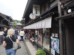 高山の古い町並みを歩きます。妹さんは刺子をやっているので、刺子のお店が何軒かあり大喜び。