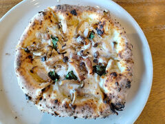 Deco母の希望で、きのこと香心ベーコンのピザを食べます。