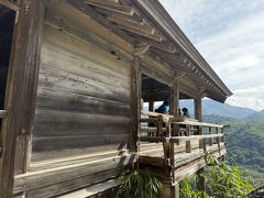断崖に建つ五大堂
山寺随一の絶景スポットです