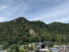 山寺駅のホームから、今お参りをしてきた山寺を眺めて、、、
ここから列車で、温泉の街、天童へ