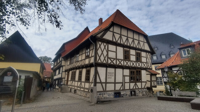 家が傾いたら観光名所になったとか。