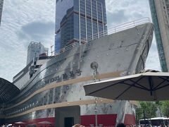 THE LOUIS 路易号

「ルイ・ヴィトン」クルーズ船型の店舗（カフェと展覧会スペースを併設）を2025年6月にオープン　

3階建てでメタリックなモノグラムの外装や、輝くデッキ、メッキ加工を施したトランクを積み重ねた上層部などが目を引く近未来的な建造
総面積は1万7850平方フィート（約1658平方メートル）とのこと

人だからが出来ていて、あちらこちらで撮影大会
目の前も道路反対側からもポーズを決めて写真を撮ってる方がたくさんいました
写真を撮って売ってるのかな？商売してる人たちもいました

