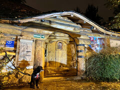 オフシーズンだからか客は二組だけでしたが、エンパナダスのテイクアウトにたくさん客が訪れていました。外で待つ飼い犬。

宿に戻って雨で濡れた靴をラジエータの上に乗せて乾かしました。便利ね。