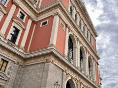 ウィーン楽友協会です。

１３時からのガイドツアー（英語）に参加します。