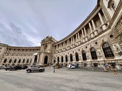 １７：００

５分ほど歩くと見えてきたのは新王宮。

翼を広げたように大きくカーブしているのが新王宮の特徴だそう。