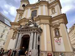 １７：１０

すぐそばにある聖ペーター教会へ。

淡い黄色の壁がシンプルな印象の外観ですが、