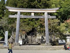 戸隠神社中社へ到着
でかい鳥居がお出迎えしてくれました