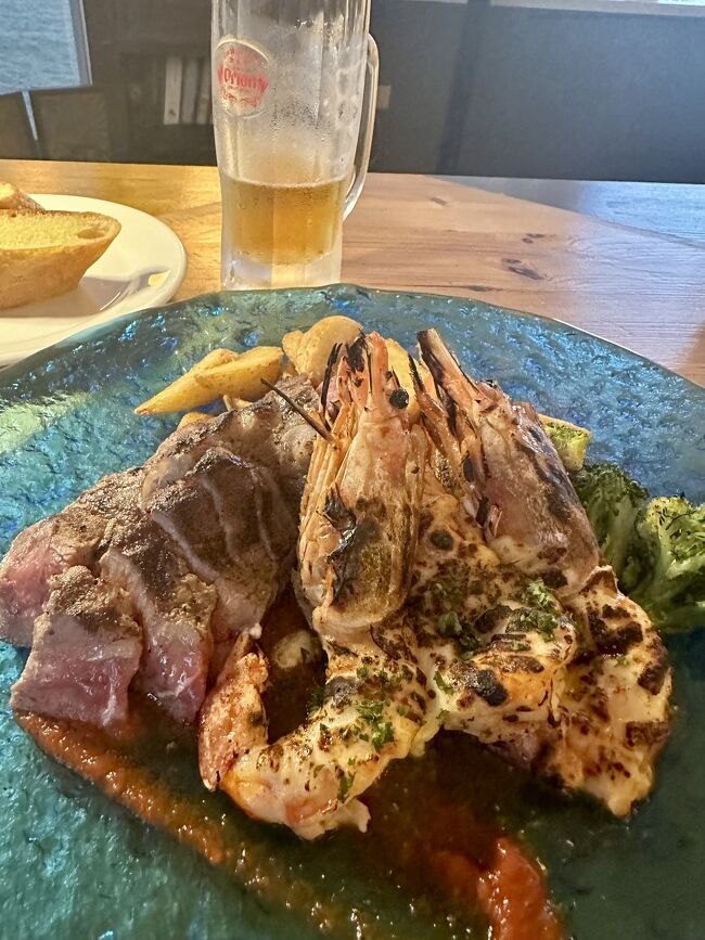 わたしはエビちゃん。<br />ミニステーキつき(と言っても150g)<br />香ばしく焼かれたエビと<br />キンキンに冷えたビールと～