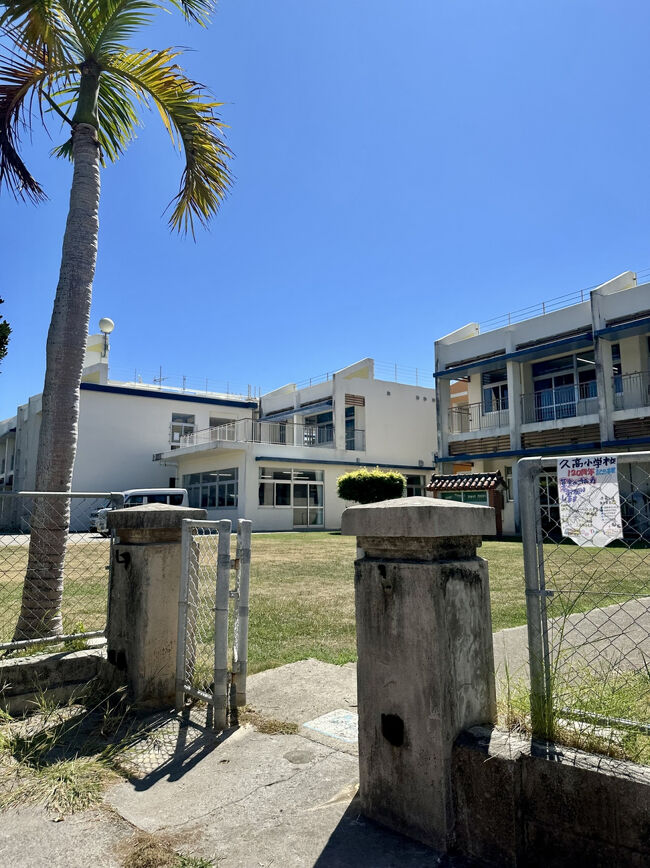 久高島は<br />なんにもないけど<br />青すぎる海と空が<br />とってもキレイだった。<br />ココロが浄化されました。