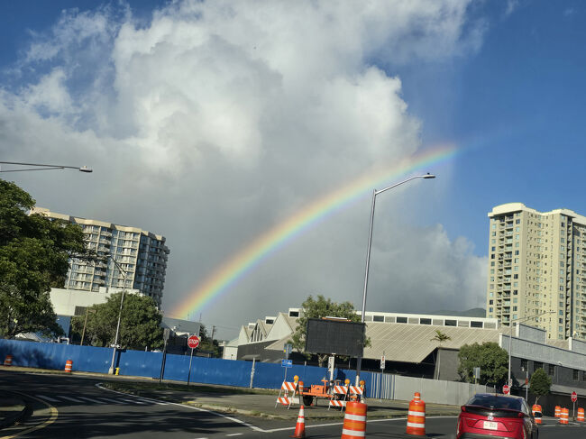 急いで～アラモアナセンターに向かいます。<br />車中からカード会社に電話→「今から高額な買い物をします」と連絡を入れました。<br />再び担当者さんからメッセージ→「パスポートを持ってきて」とのメール<br />大丈夫～持ってきましたよ！<br />※バーキンやケリーの購入時には、本人確認のため身分証明書の提示を求められます。<br />転売対策として各顧客の購入履歴を管理するためのようです。<br /><br />虹が出ました!(^^)!<br />良いことありそうな予感です(*^-^*)