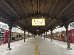 3駅14分で門司港駅に到着です^_^
門司港レトロと知られる観光地。
駅のホームから早速レトロでわくわく♪