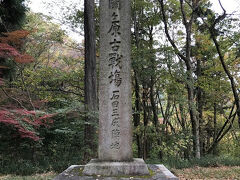 木陰で雨宿り、と思ったのも束の間、
そういうレベルではない本降りになる。

車に戻れば傘があるのだが、
この雨の中もう１度上ってくる気にはならず。
ここを後にした。