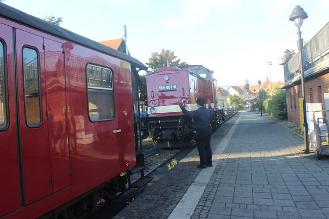 なのに、先頭にはディーゼル機関車が。<br />あれ？　時刻表にはSLマークがあったのに．．．