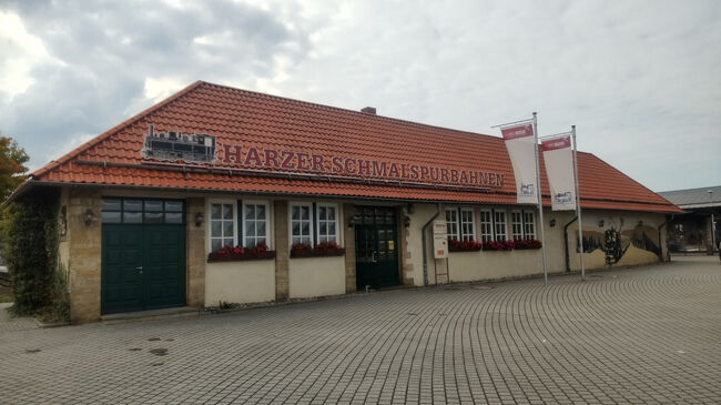 ハルツ狭軌鉄道の駅です。<br />時刻表を貰います。