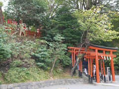 鶴岡八幡宮本宮の西側の小高い丘（丸山）の上にある丸山稲荷社。鶴岡八幡宮が鎮座される以前からあったといわれている神社で、大臣山に祀られていましたが、鶴岡八幡宮造営の際に現在地へ遷されたといわれています。