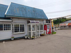 5月23日（金）
東北の旅、4日目を迎え、そろそろ最盛期を迎える自宅のバラの様子が気になりだした私です。
叔父の家から盗…いや頂いたバラの枝も、水に漬けながらの旅を続けていてこちらも少し気になります。
早く帰って土に植えてあげたい。

さてそんな4日目、まずはお昼に横手焼きそばを食べようという目論見。
以前も横手焼きそばを食べようと、調べたお店に行ったのですが臨時休業で、ほかのお店に入ったのですがそこがちょっと独特で(笑)いまひとつだったのもあり、今回は横手焼きそば四天王のお店を調べて行くことにしました。
そもそも四天王って何ですか？ってところなんだけれど、まぁその年（前年）の人気のお店4店、ってことでしょうからハズレは無いはず！

横手焼きそばが密集しているお店のエリアはほとんど昼営業が11時または11時半。なので時間調整のため近くのイオンで時間をつぶします。
そして今回寄ったのが「皆喜多亭」さん。