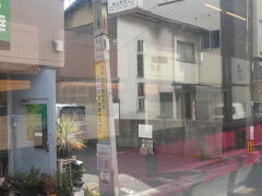 いわゆる路面電車の場合、結構狭い道路を走っていたりして、その場合、こんなところに？という感じの停留所があったりしますが、岡山でも。
初見の人だときっと電車を待ちづらいのでは…