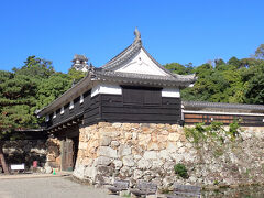 8:15 高知城にやって来ました。

現存１２天守の一つであるほか、本丸御殿や追手門等が現存。城跡は国の史跡に指定され、日本100名城にも選定されています。