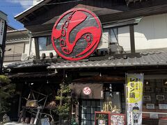 もうお昼を廻ってしまったのでどこかでランチを、、と思いました。
ちょうど行く予定の耕三寺の前に人だかりがあり、
美味しいのでオススメ！というので入ってみることにします。
創業50年の人気店です。

15分くらい待ちましたが1階の座敷に案内されました。