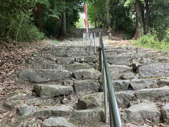 すれ違うのに困難な、1車線の幅しかない対面道路で、ヘアピン連続の登り道を神経摩耗させながら走ります！...2０分過ぎたらやっと駐車場が！しか--し！！なんと６００円！！...更に駐車場からお寺まで、４００段のハードな階段を登りました。