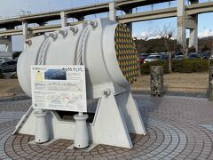 途中で橋を見渡せるという「与島PA」へ寄ります。

この大きな筒のようなものは、
瀬戸大橋を支えているケーブルの断面。