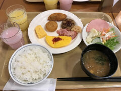 ルートイン中津川インターの大浴場は、朝も５時から入れて、
朝食バイキングは６：３０からなので、
朝早く出発する人には便利だと思う。

私達はそんなに急がないので、ゆっくり起きた。

大浴場も朝食開場もフロントも、全てが１階にあって、
みんな同じエレベーターに乗るので、
スーツにキャリーバッグのサラリーマンと、
お風呂上がりに乗り合わせるのが、なんかイヤだから、
朝風呂はやめた。

８時頃朝食。
９時半頃チェックアウトした。