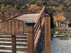 木曽の大橋東駐車場に車を駐める。
ここは台数が少なくて、ほぼ満車だった。
空きスペースを見つけて駐車。

奈良井川の向こうの道の、
更に向こうが奈良井宿。