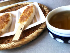 歩き疲れたので、
五平餅でも食べて休憩しようと、
何軒かのお店でチェックしたが、
４００円とか５００円とか高め。
さっきのてずからでは３００円だったので、
また戻ってきた。