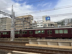 片道計算したら、この三ノ宮の時点で、通常運賃のモトはとったことに。ここからは乗れば乗るほどお得です。
この電車は？あ、阪急ね