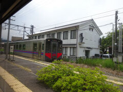 同じような配置の伯耆溝口駅。
電化区間だけど、間合い運用のキハが来た。