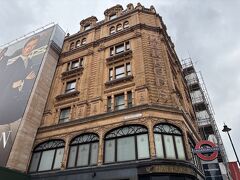 17:30  バスで高級老舗デパートのハロッズ