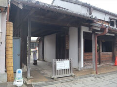 まずは、無料で見学できる伊能忠敬旧宅へ向かいました。

日本地図作成という偉業を成し遂げた伊能忠敬が、佐原で商売をしていた頃の旧宅。格式ある建物からは、成功した商人としての暮らしぶりが偲ばれます。この家から、あの正確な日本地図を生み出すための旅が始まったと思うと、ロマンを感じずにはいられません。国の史跡にも指定されている貴重な場所です。