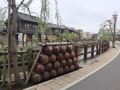 町並み保存地区をそぞろ歩き。
醤油屋さんの前には、醤油瓶？が並んでいました。