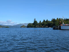 ホテルを出発して、ボウネス・ピアの桟橋に徒歩で向かう。15分ほどで到着した。
晴れているので、湖の回りの山々がよく見える。