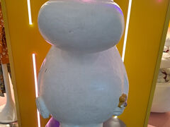 ヘルシンキ空港（制限エリア外/2023年当時）のムーミンショップにいたムーミン。