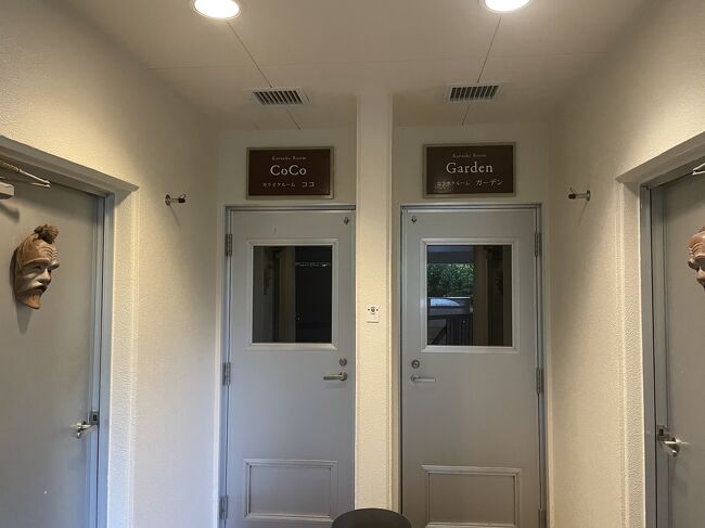 途中、カラオケルームもあります。無料ですよ