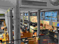 バリには、１時間ちょっと遅れて到着しました。
e-ＶＯＡで楽々入国、税関も、あまり待ちませんでしたが、荷物の受取りに、少し時間がかかったかな。
ｋｌｏｏｋの送迎を頼んでいたので、待たせているのが心配でした。

到着口に出て、ｋｌｏｏｋのカウンターを目指します。
名前を言うと、すぐに送迎の方と会えました。
遅れてすみませんというと、笑顔で、ノープロブレム！という感じで、良かった。
空港出る前に、ちょっとコンビニで買い物したかったので、その旨言うと、心よく、承諾してくれ、出口近くにある、小さな店で、ビール、ちょっとしたジュースなどを買い、車に乗りました。

１０分ほどで、空港近くのヒルトンに到着。
ここは、空港からすごく近いけれど、荷物持って歩いて行くにはしんどい場所です。

以前は、ホテルの空港シャトルもあったようですが、今はないみたいですね。
わずかな距離だけど、別途、送迎頼んでおいて、良かったです。
